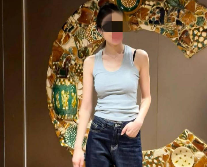 撕烂姐姐的丝袜猛吸她的嫩穴把鸡巴强行塞入她的嘴