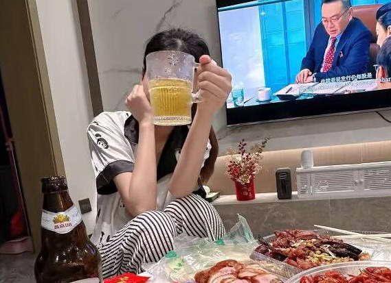 把老妈灌醉看到老妈今天穿得好少忍不住就强奸了她